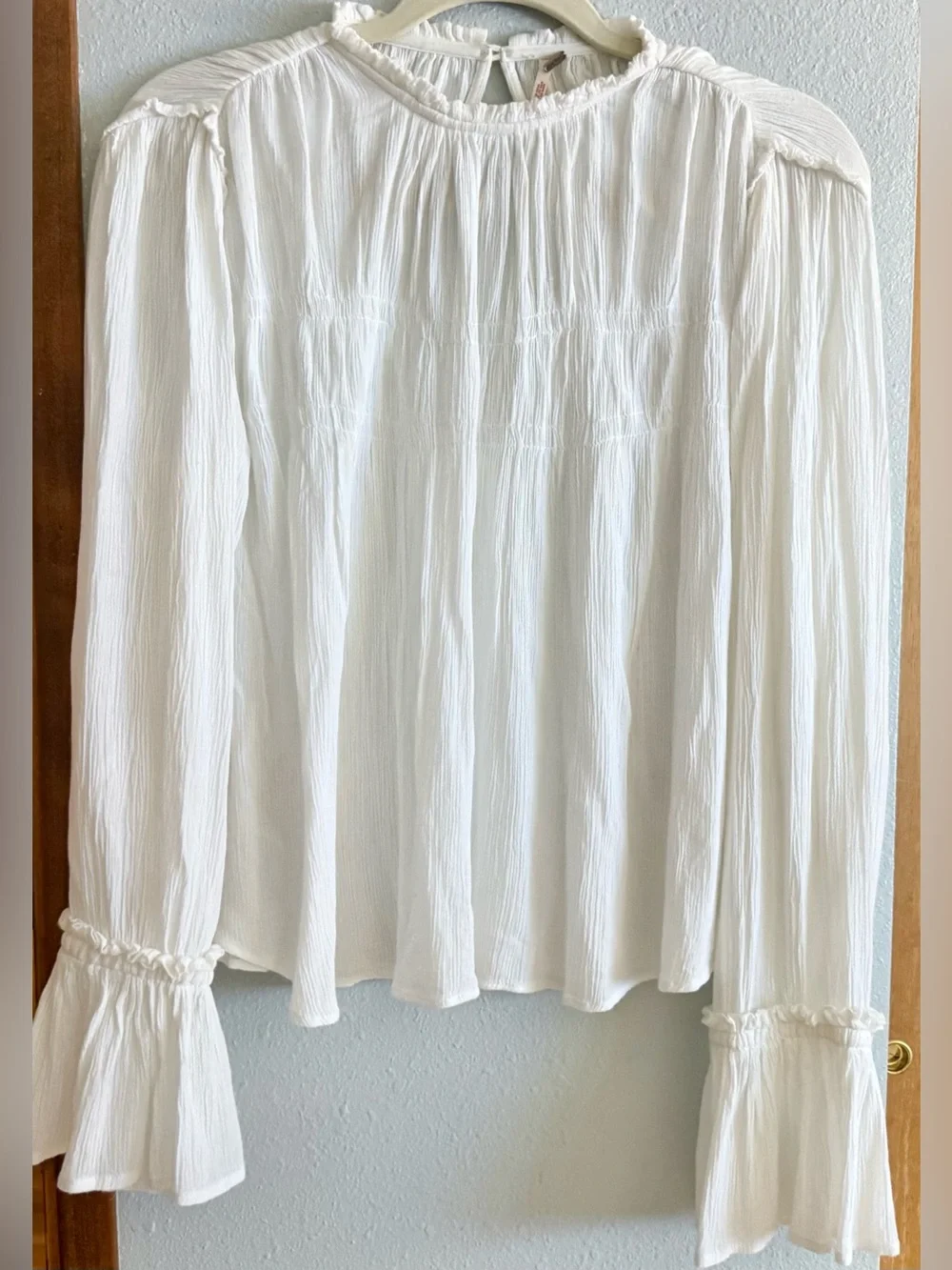 Free People white Blouse Bell Cuffs S Lightweight Poet Style Top⭐️Like New⭐️